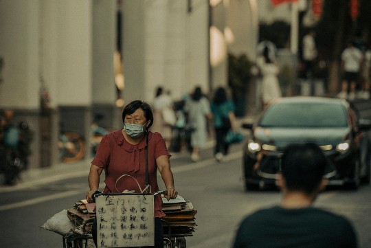 吴梦梦学游泳打水，挑战自我，展现无限潜能